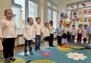 Widok na dzieci podczas występu.