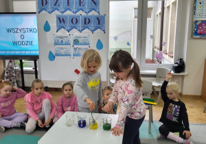 Zdjęcie dzieci podczas zajęć z okazji Dnia Wody.