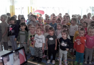 Wszystkie przedszkolaki śpiewają hymn Polski.