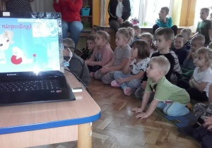 Dzieci z zainteresowaniem oglądają prezentację.