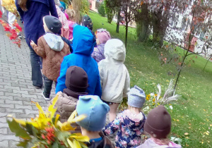 Widok na dzieci oraz Panie uczestniczące w jesiennym przemarszu ulicami miasta.
