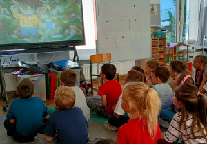 Widok na dzieci oglądające film związany z tematyka projektu edukacyjnego - Kumpelkowo.