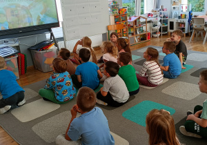 Widok na dzieci oglądające film związany z tematyką projektu edukacyjnego - Kumpelkowo.