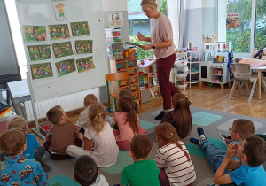 Widok na dzieci uczestniczące w zajęciach w ramach projektu edukacyjnego - Kumpelkowo.