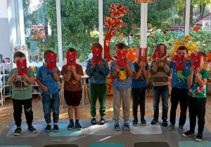 Widok na grupę chłopców pozujących z prezentami.
