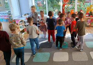 Widok na chłopców, którzy składają życzenia i przekazują prezenty dziewczynom.