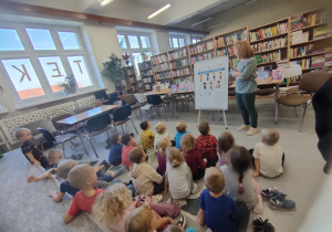 Widok na dzieci uczestniczące w zajęciach edukacyjnych.