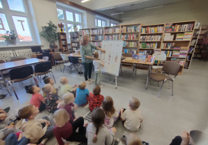 Widok na dzieci uczestniczące w zajęciach edukacyjnych.