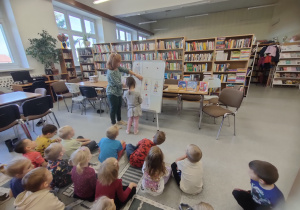 Widok na dzieci uczestniczące w zajęciach edukacyjnych.