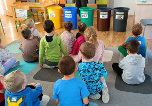 Widok na dzieci uczestniczące w zajęciach edukacyjnych.
