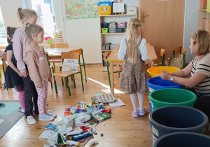 Widok na dzieci segregujące odpady.