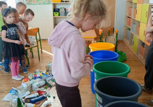 Widok na dzieci segregujące odpady.