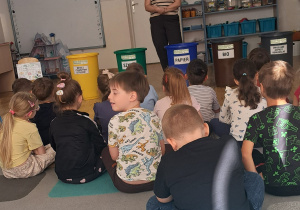 Widok na dzieci uczestniczące w zajęciach edukacyjnych.