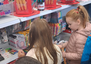 Widok na dzieci oglądające asortyment w hurtowni papierniczej.