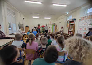 Widok na dzieci, które siedzą i z zainteresowaniem obserwują Panie prowadzące.