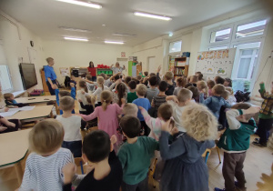 Widok na tańczące dzieci.