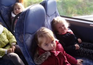 Cztery dziewczynki siedzące w autokarze.