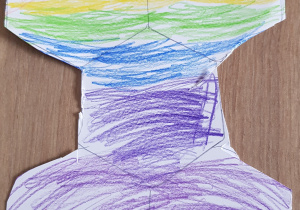 Praca plastyczna dziecka przedstawiająca kolorową zakładkę do książki.