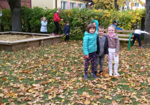 Grua dzieci w ogrodzie przedszkolnym.
