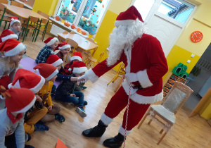 Mikołaj wita sie z dziećmi