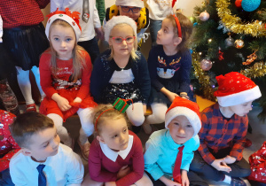 Dzieci w strojach świątecznych pozują do zdjęcia