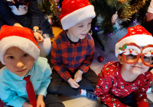Dzieci w strojach świątecznych pozują do zdjęcia